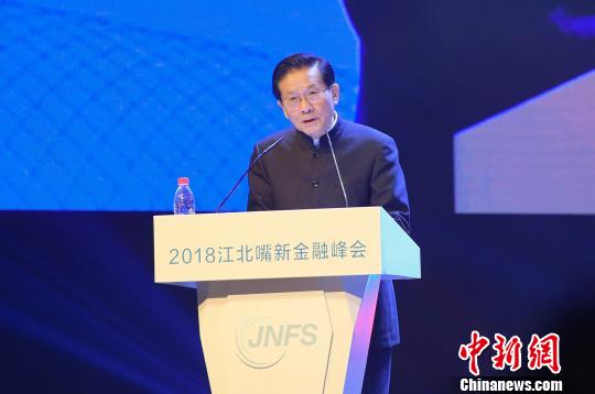 第十一届全国人大财经委副主任委员贺铿发表演讲。