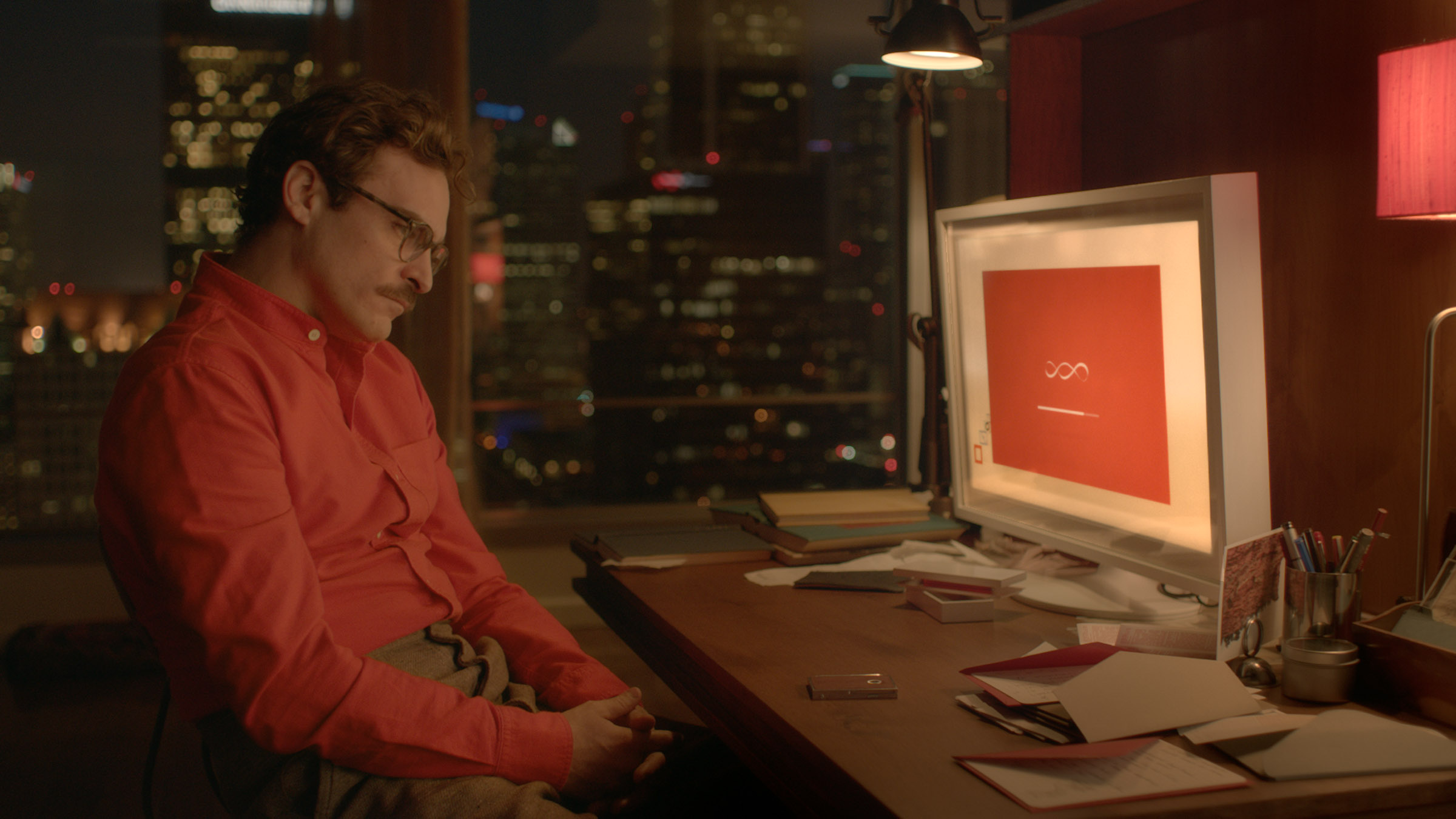 （图片说明：电影《Her》中，渴望亲密关系的男主角，爱上了善解人意的语音助理；来源：豆瓣电影）