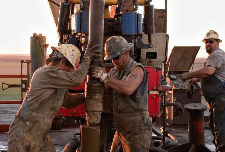 美国石油工人正在开采页岩油