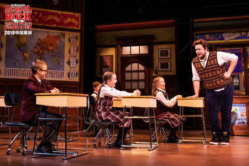 《摇滚学校》改编自2003年理查德·林克莱特执导的同名电影。