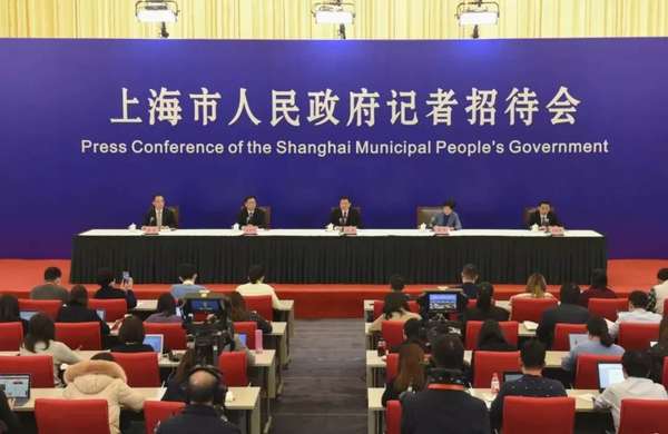 “两会”闭幕之际的上海市政府记者招待会倍受关注，毕竟在严冬季节，上海新春的姿态举足轻重。张春海摄