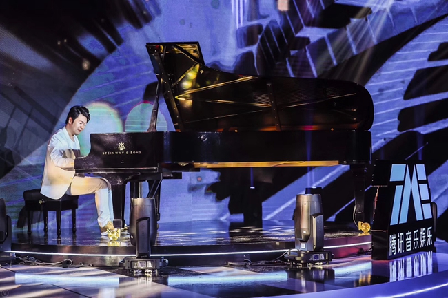 郎朗在新专辑《钢琴书》亚洲发布会暨数字专辑预售仪式上演奏