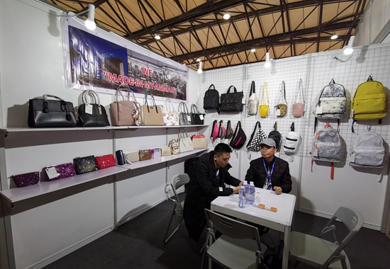 首次参加华交会的东莞市朝发皮具有限公司展台。