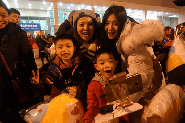 主播“蓝胖儿”和“雪姨”在“心系归途人、温暖回家路”系列直播中送在粤湖北乡亲回家