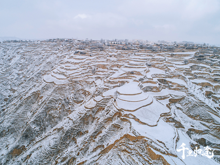 东乡族自治县山峦起伏，全县有1750条梁，3083条沟。摄影/吴军