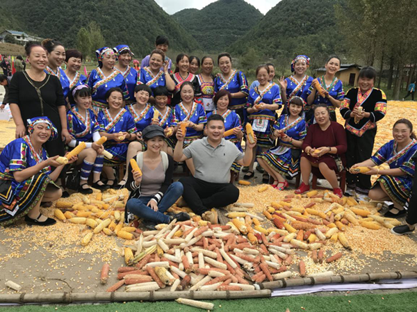 主播“嗯冲”与“刘灶灶”在“乡村振兴”大型系列直播中向网友推介恩施农产品