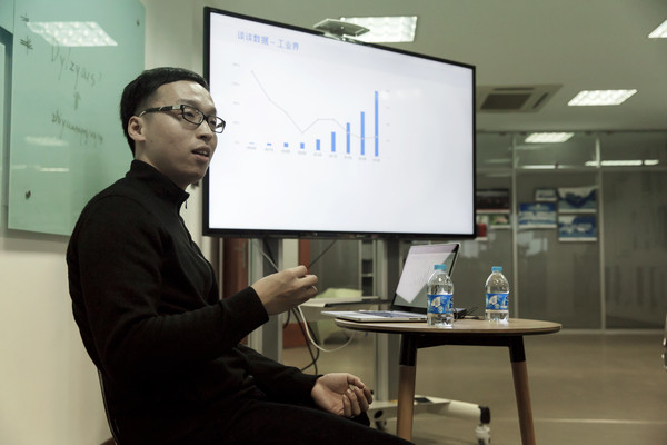 （图片说明：第四范式创始人戴文渊在母校交通大学与学生们交流 图片来源：上海交大）