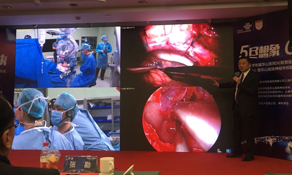 华山医院副院长、神经外科常务副主任毛颖展示5G技术直播进行中的手术。