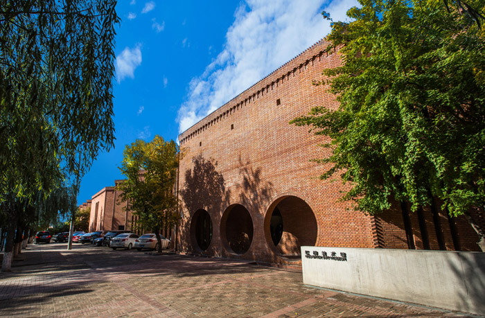 自2014年开馆以来，红砖美术馆举办了多场备受赞誉的当代艺术展览，如冰岛-丹麦籍艺术家奥拉维尔·埃利亚松个展、旅法艺术家黄永砅国际巡展等