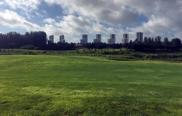 2018年8月21日，龙口东海高尔夫球场仍在营业。资料来源：中央环保督察组