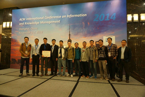 （图片说明：陈运文带领团队在AMC比赛中取得国际冠军）