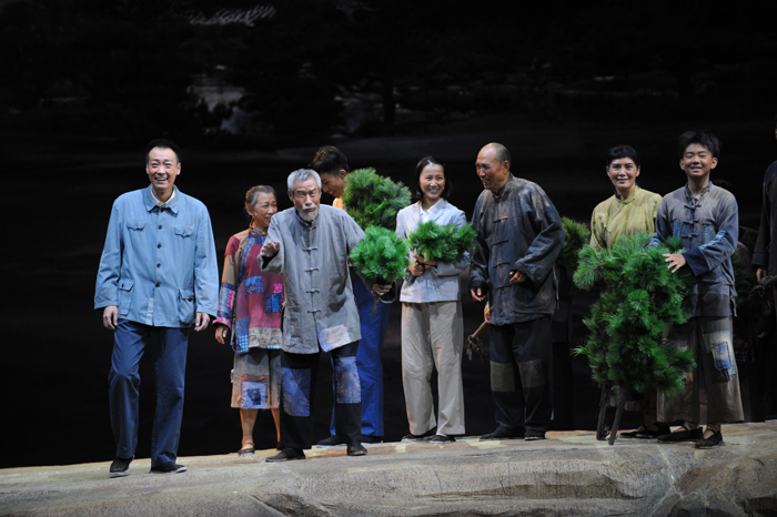 话剧《谷文昌》的演职人员先后八次去福建省东山县创作采风，一路追寻谷文昌工作、生活的足迹。  摄影/曹志钢