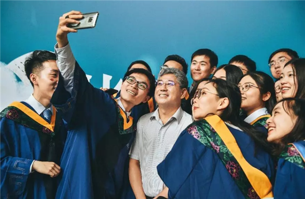 毕业招待会现场