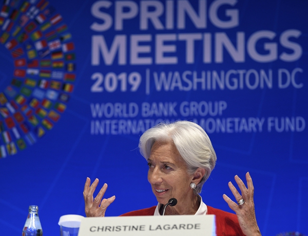 4月11日，在美国华盛顿，IMF总裁拉加德在新闻发布会上讲话。新华社图