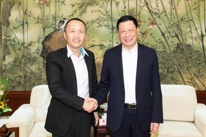 上图:应勇会见万科集团董事会主席郁亮