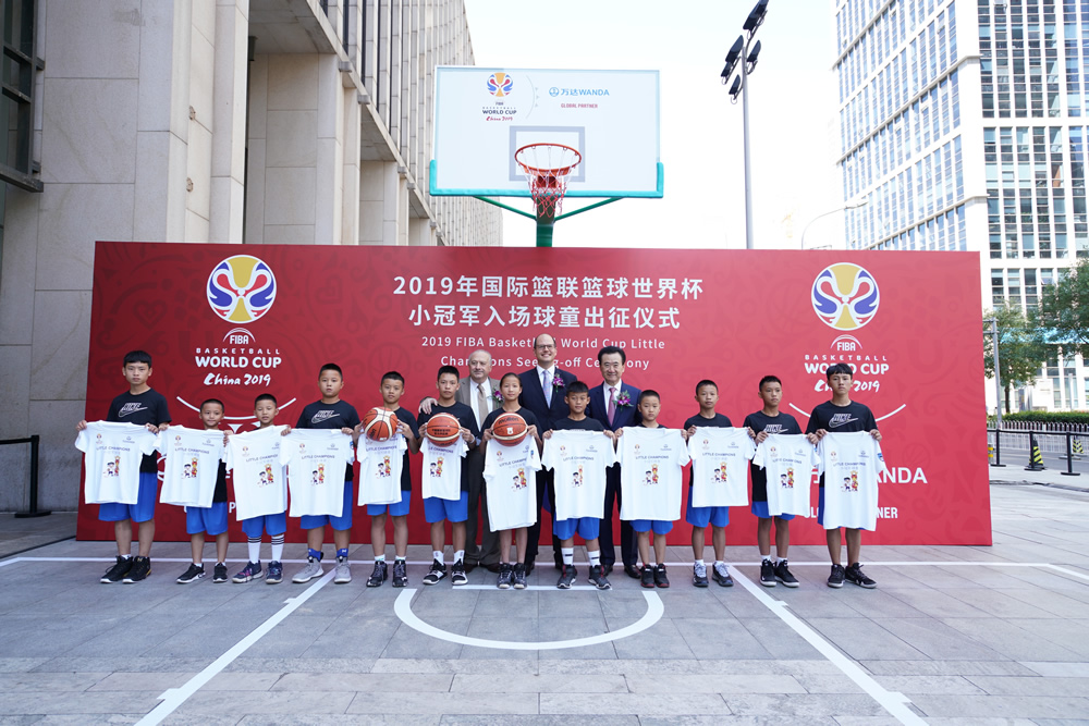 国际篮联领导和万达集团董事长王健林为小球童助威