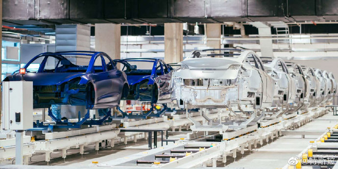 Tesla 上海超级工厂涂装车间 ​​​​来源：特斯拉官微