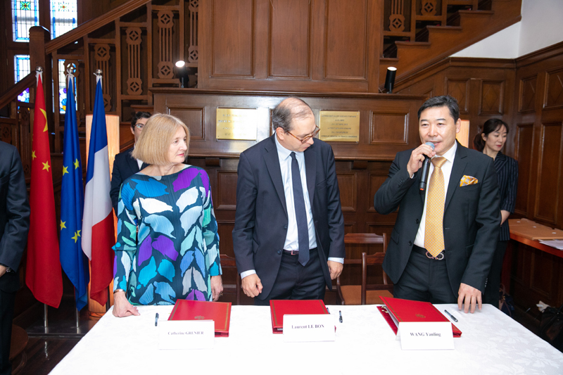 从左至右：贾科梅蒂基金会馆长凯瑟琳·格里尼尔、毕加索博物馆馆长罗朗·乐朋、北京798艺术区创始人王彦伶