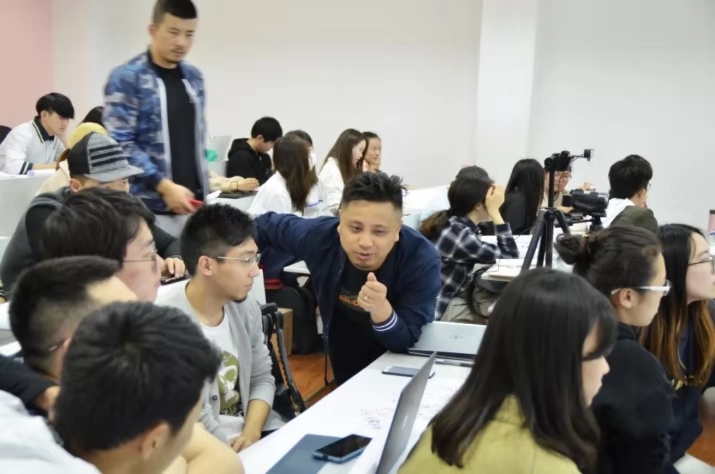 赵聪翀、祝方华为复旦大学新闻与传播学院学生做分享