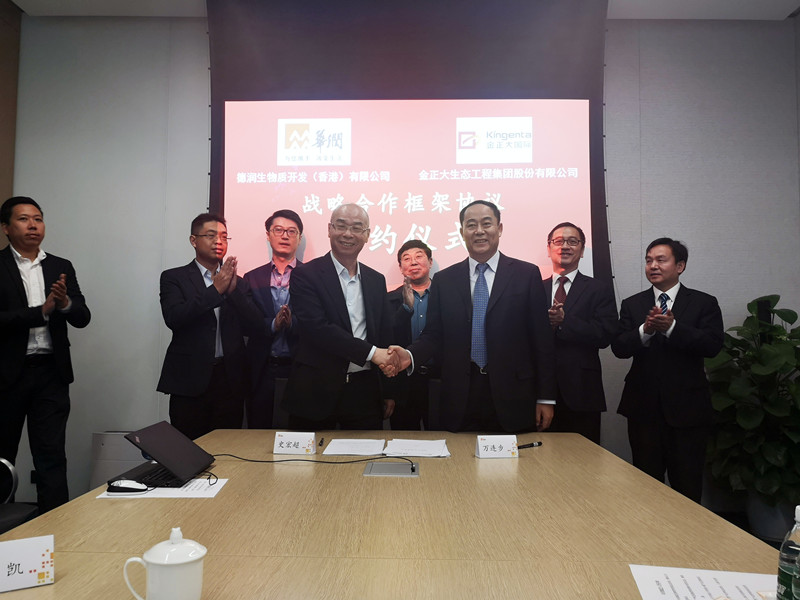 华润集团战略管理部副总经理兼德润公司董事长史宏超（左）与金正大集团董事长万连步（右）代表双方签约