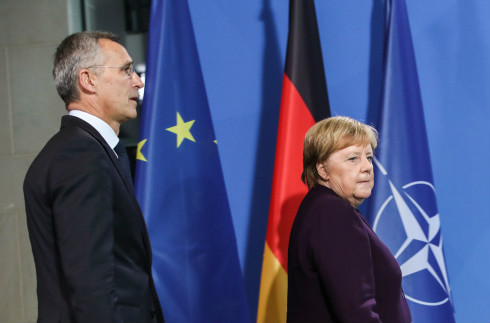 德国总理默克尔（右）与北约秘书长斯托尔滕贝格
