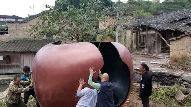 艺术家沈也在村民的帮助下安装作品    供图/丁枫