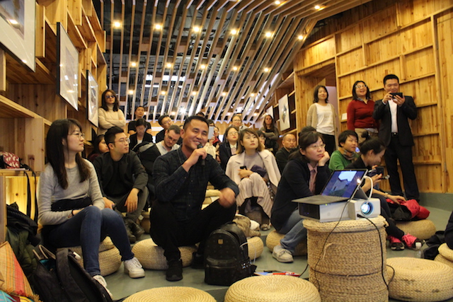 延平艺术季在上海举行的平行沙龙上，九龙村村长林轩棋发言与参与者交流    供图/丁枫