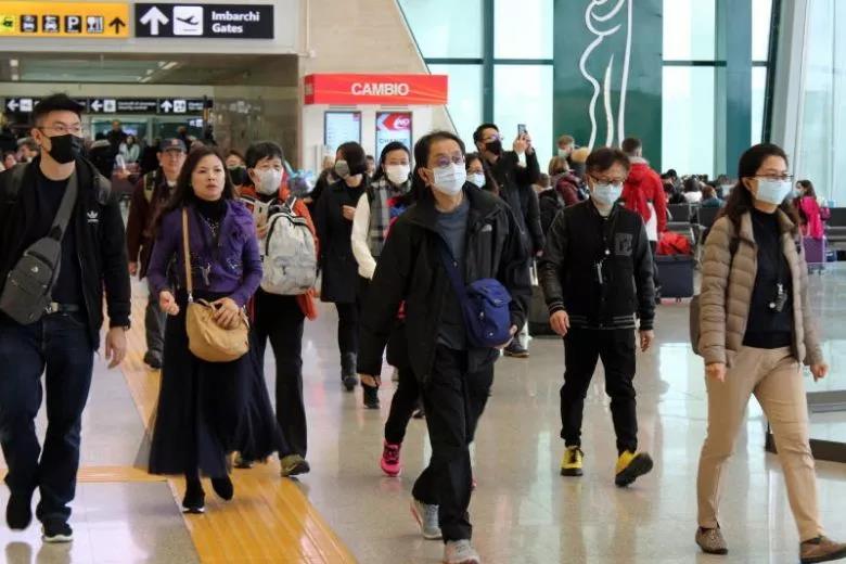 1月31日，因航班取消而滞留在罗马附近的达芬奇机场（Leonardo da Vinci Airport）的中国游客。图片来源 | The Straits Times