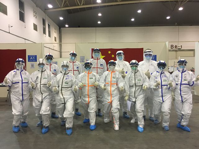 图为部分上海东方医院医务人员在东西湖方舱医院合影。