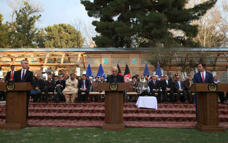 2月29日,在阿富汗首都喀布尔,美国国防部长马克·埃斯珀(前右)、阿富汗总统阿什拉夫·加尼(前中)和北约秘书长延斯·斯托尔滕贝格在新闻发布会上。