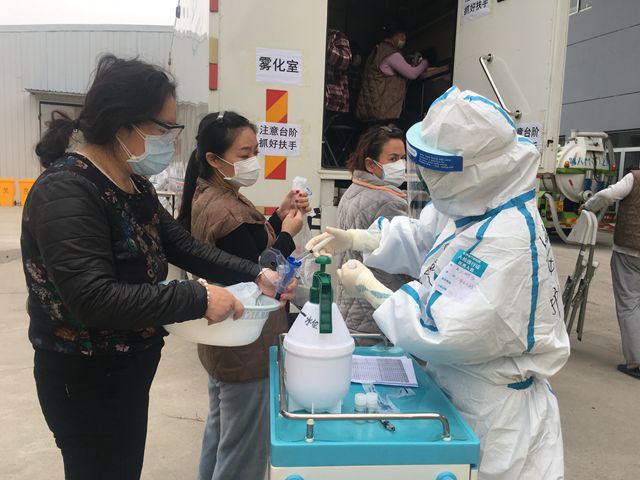 图为患者在方舱医院接受雾化治疗。