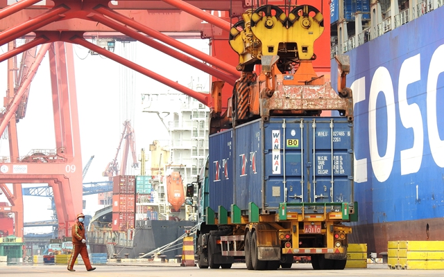 4月14日，一批外贸集装箱在江苏连云港港集装箱码头卸船。新华社发