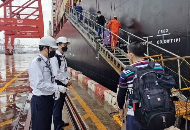 船员正在换班中。资料来源：海e行