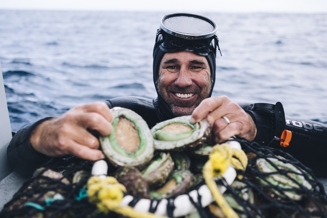 海鲜公司Ocean Grown Abalone首席执行官亚当斯展示西澳地区的优质鲍鱼