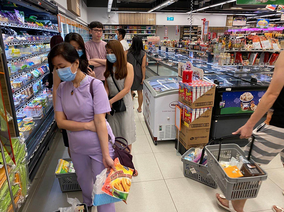 △政府转变政策后使用口罩的新加坡居民明显增多