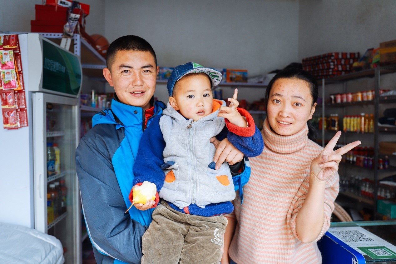 （四川金川县网点业务员廖伟和妻子一起，在当地开了一家快递超市，在中通平台上实现从就业到创业）