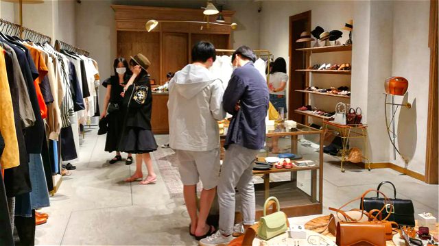 潮流店铺内年轻消费者众多