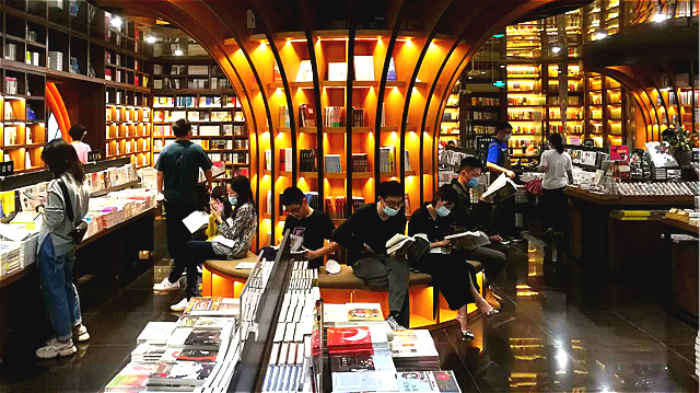 钟书阁门店内近乎满座