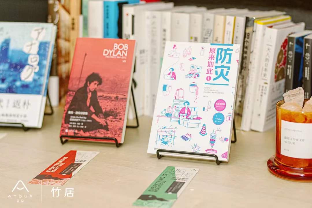 这本 32 开本的“口袋书”约一个成年人手掌大小,便于携带。图片提供 | 读者 @嘴上有毛、@关右耳、@DCM,亚朵·竹居