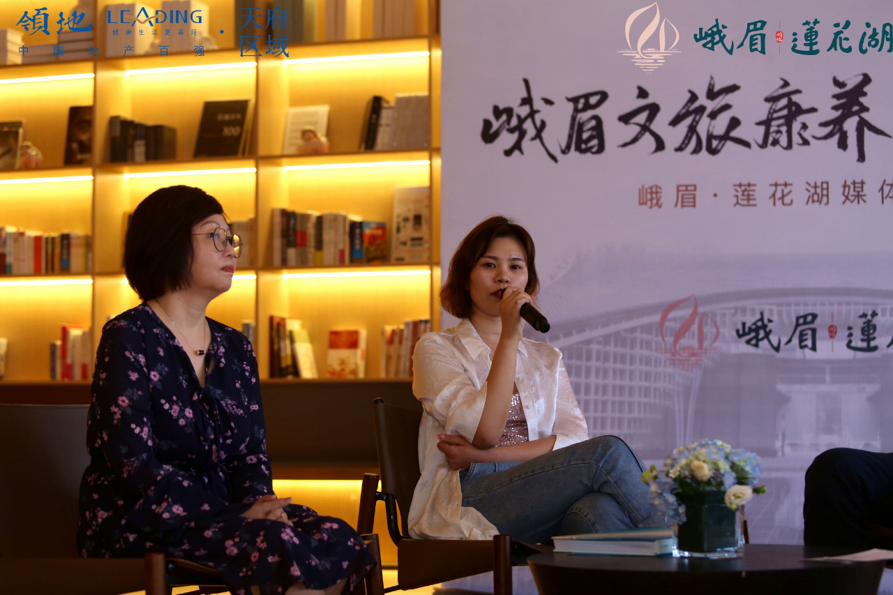 亿翰智库品牌事业部西南区域总经理储姝璐(右)