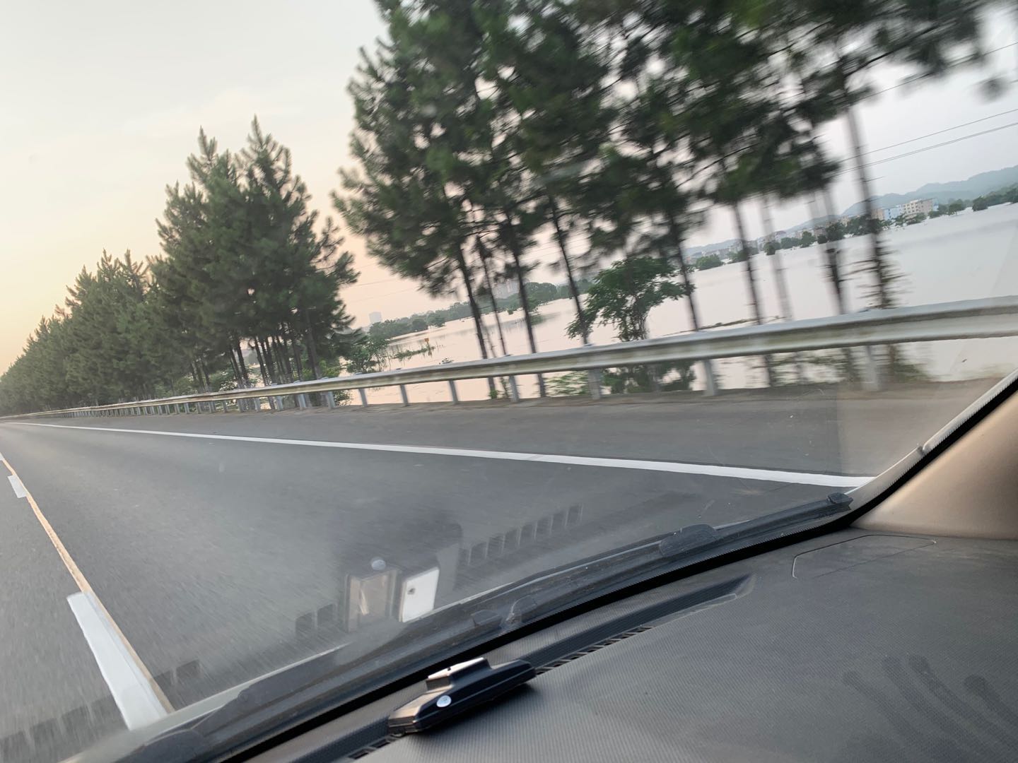 14日，九景高速鄱阳段外被洪水浸泡的农田和房屋。