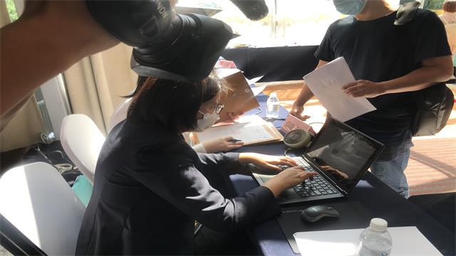 工作人员录入企业申报信息