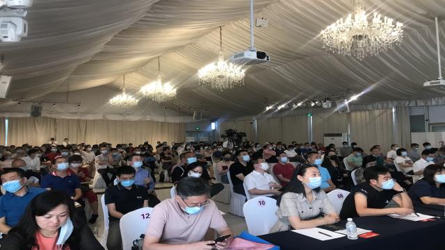 十点后，唱标现场已座无虚席