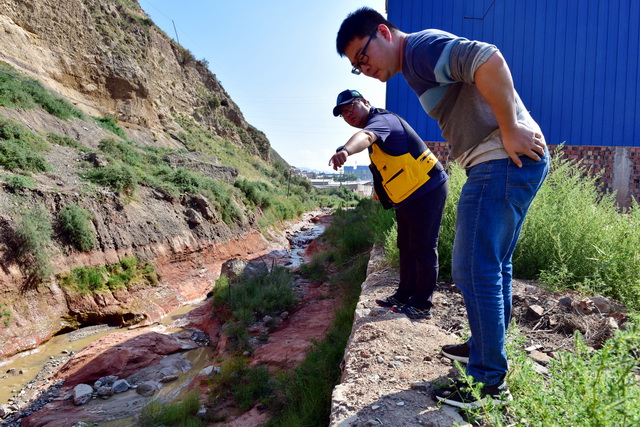 8月28日，黄河流域入河排污口排查兰州质控组技术人员查看排污口情况。摄影/章轲