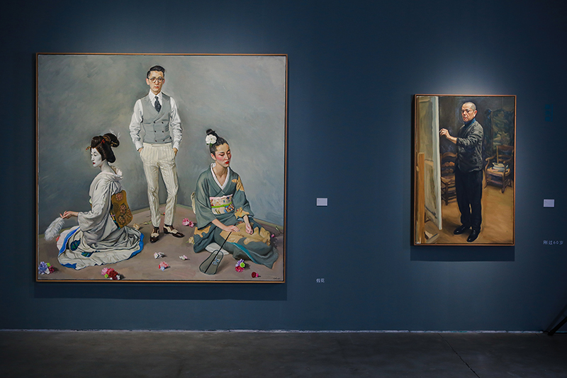 陈丹青作品，左为《假花》，2017年，布面油画；右为《刚过60岁》，2014年，布面油画。