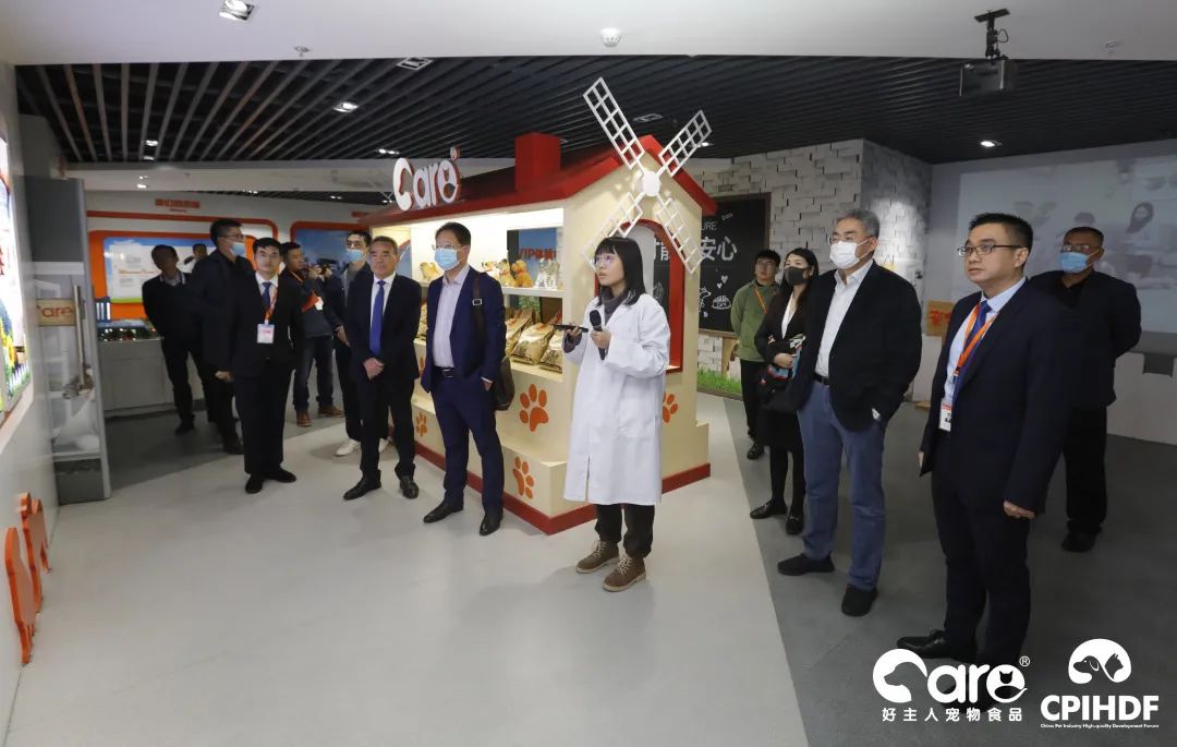 嘉宾及媒体代表参观好主人公司亚洲顶级宠物食品工厂