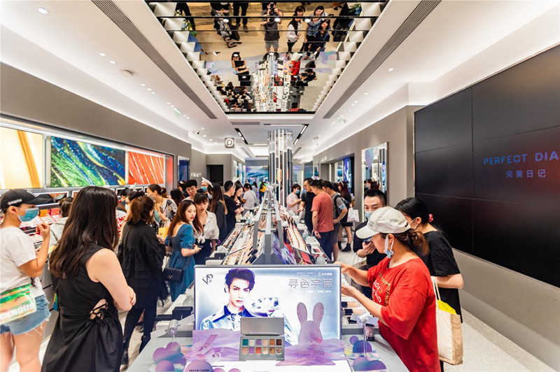 完美日记门店吸引众多年轻女性前来选购