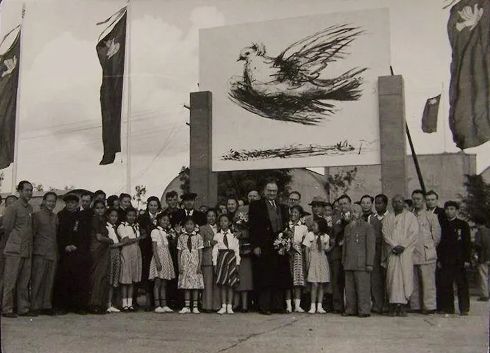 1952年10月，参加亚太和平会议的部分与会代表在毕加索画作《和平鸽》下留影。