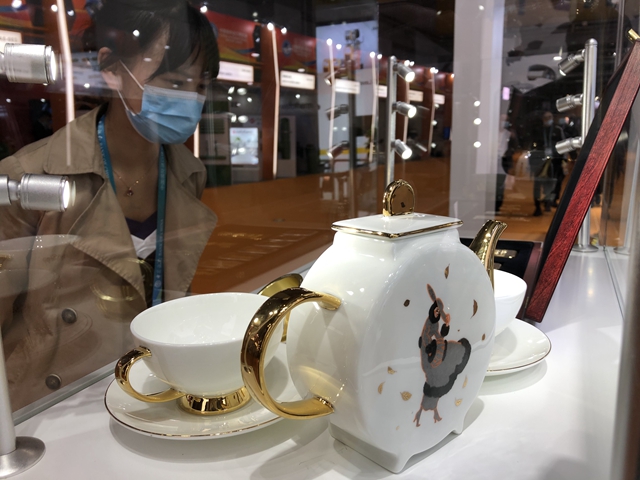 贺利氏与“野兽派”合作展出经典餐厨瓷器 缪琦/摄