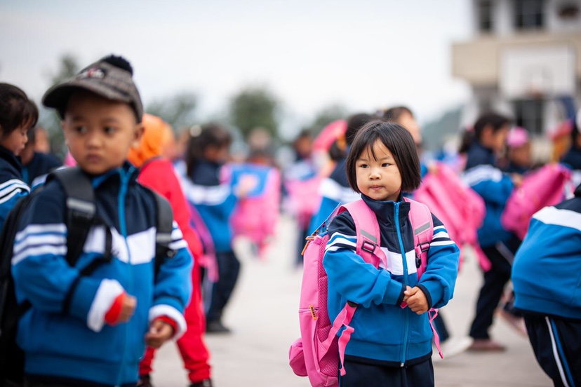 孩子们穿上了新校服、背上了新书包